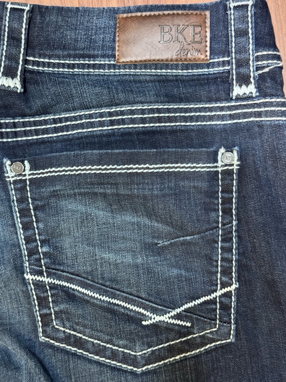 BKE Dakota Capris Dark Blue Cropped Jeans with Cream Contrast Stitching size 32 - Picture 3 of 6